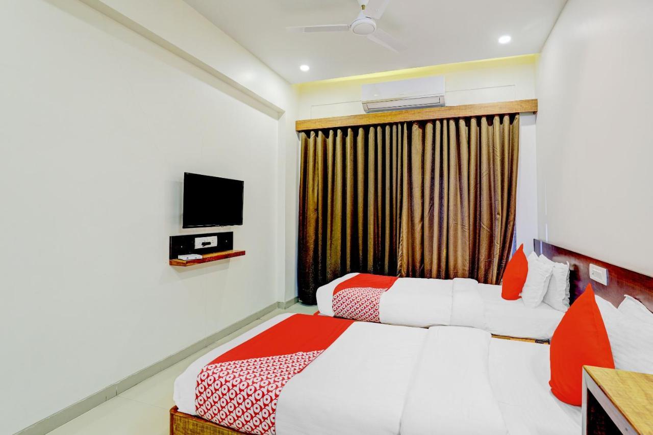 Oyo 77491 Hotel Shreenath Valsad Luaran gambar