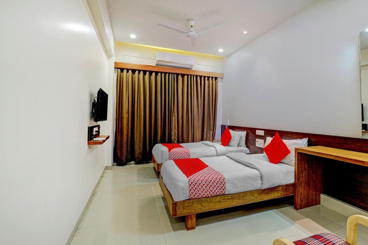 Oyo 77491 Hotel Shreenath Valsad Luaran gambar