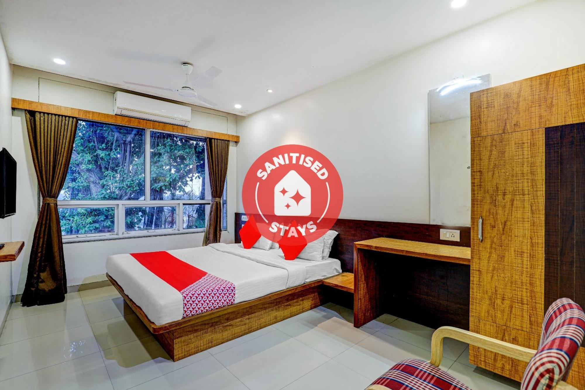 Oyo 77491 Hotel Shreenath Valsad Luaran gambar