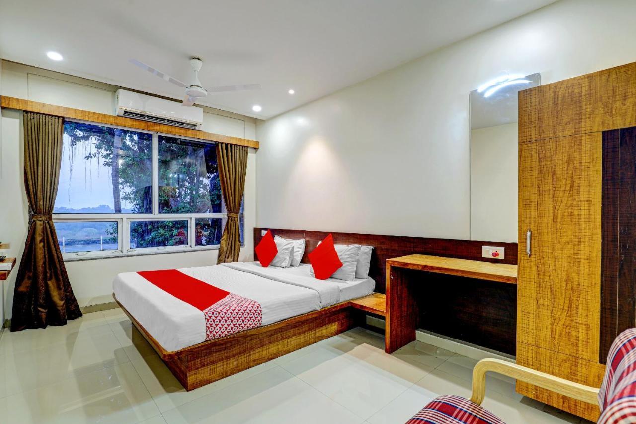 Oyo 77491 Hotel Shreenath Valsad Luaran gambar