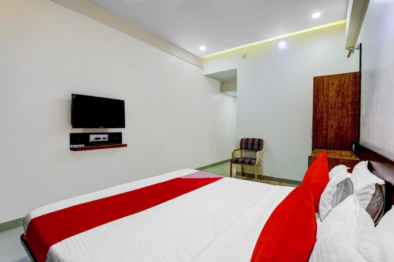 Oyo 77491 Hotel Shreenath Valsad Luaran gambar
